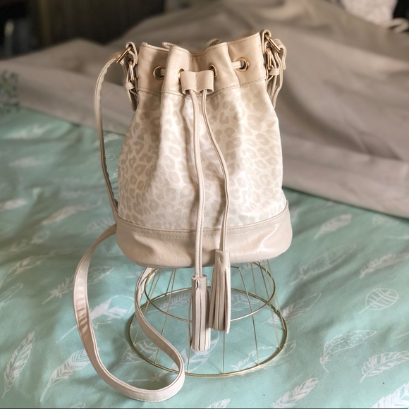 Leopard print crossbody bucket bag - Fiorelli neutral cream snow leopard print - Picture 16 of 16